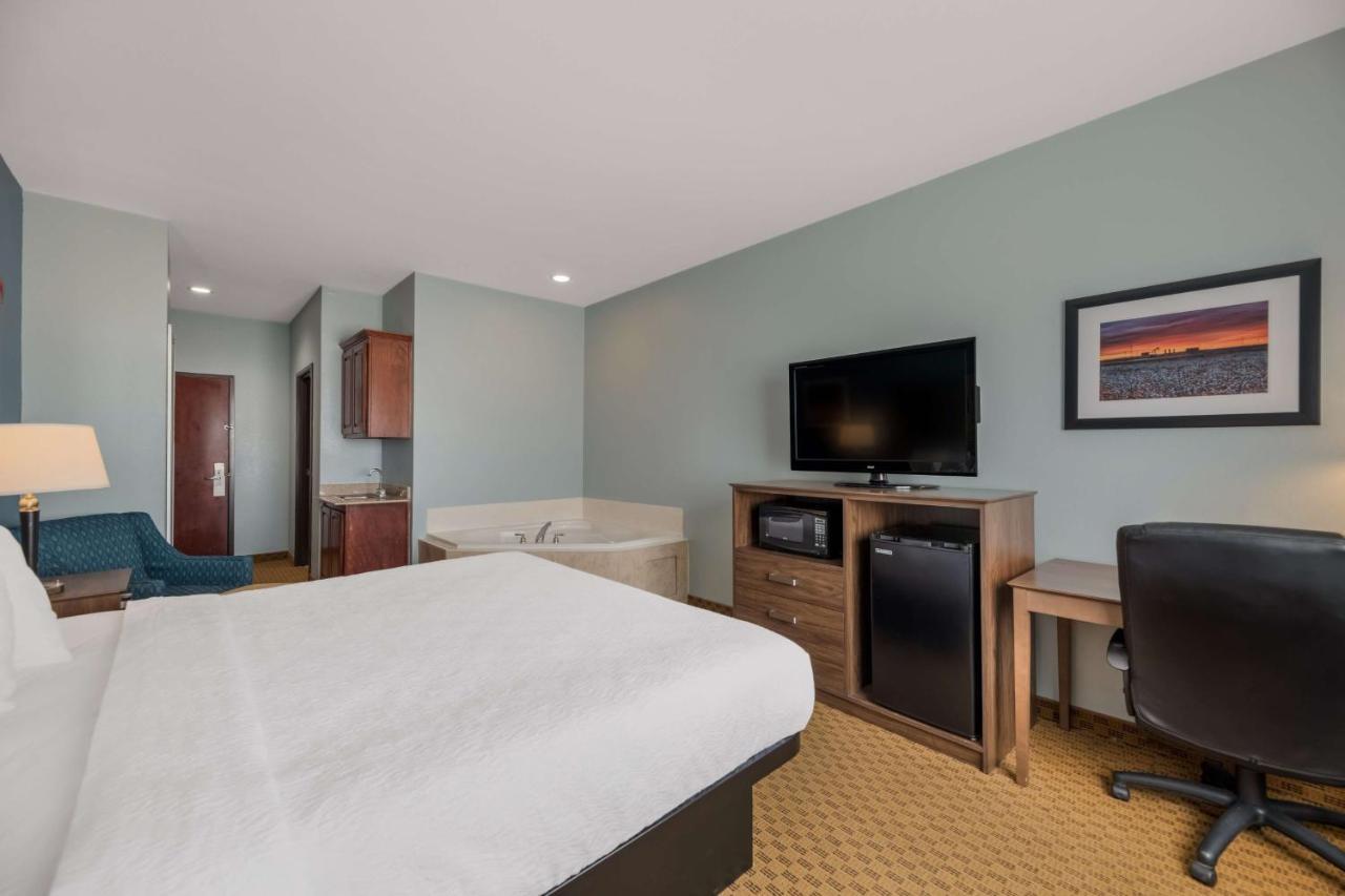 Best Western South Plains Inn & Suites Levelland Exterior photo